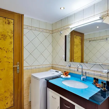 Dora's Cozy Penthouse Apartman *